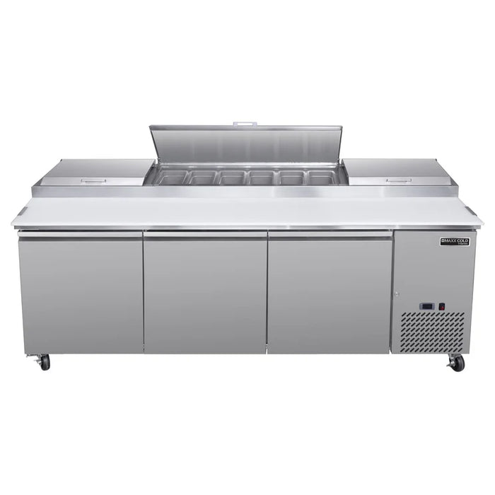 Mesa de preparación de pizza refrigerada de 3 puertas Maxx Cold MVPP92HC V-Series, 92" de ancho, 30,8 pies cúbicos, en acero inoxidable